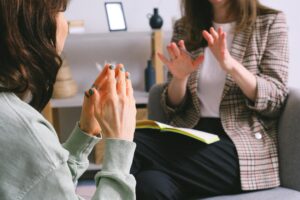Read more about the article Liệu nhà trị liệu của tôi có đang nói về tôi sau lưng không?